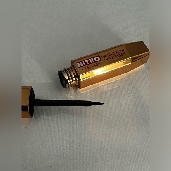 Black WaterProof Liquid EyeLiner - Picture 2 of 4
